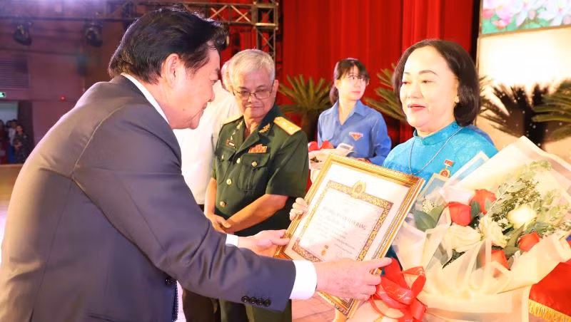 Phó Bí thư Thường trực Tỉnh ủy Bình Dương Nguyễn Hoàng Thao trao tặng Huy hiệu Đảng cho đảng viên.