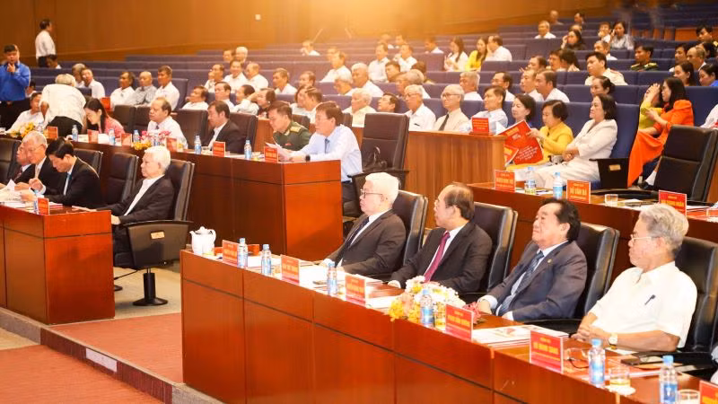 Nguyên Chủ tịch nước Nguyễn Minh Triết và các đại biểu dự họp mặt.