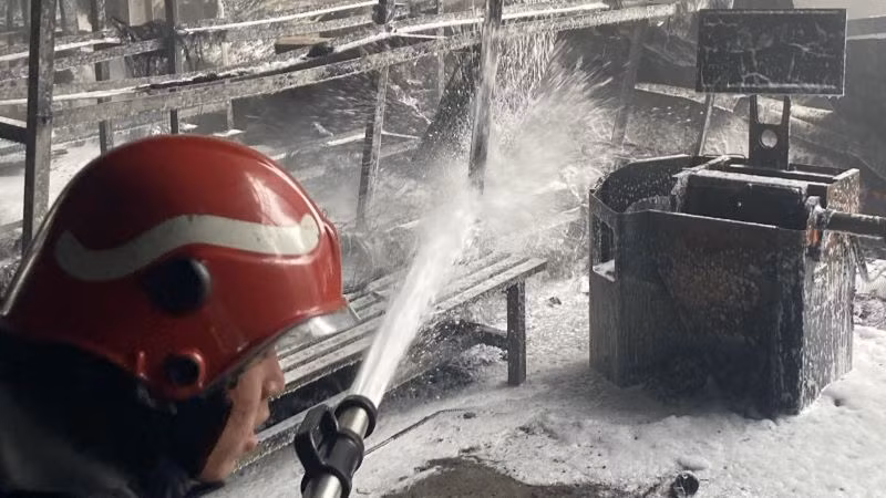 Cảnh sát Phòng cháy, chữa cháy và Cứu nạn, cứu hộ Công an tỉnh Bình Dương khống chế ngọn lửa.