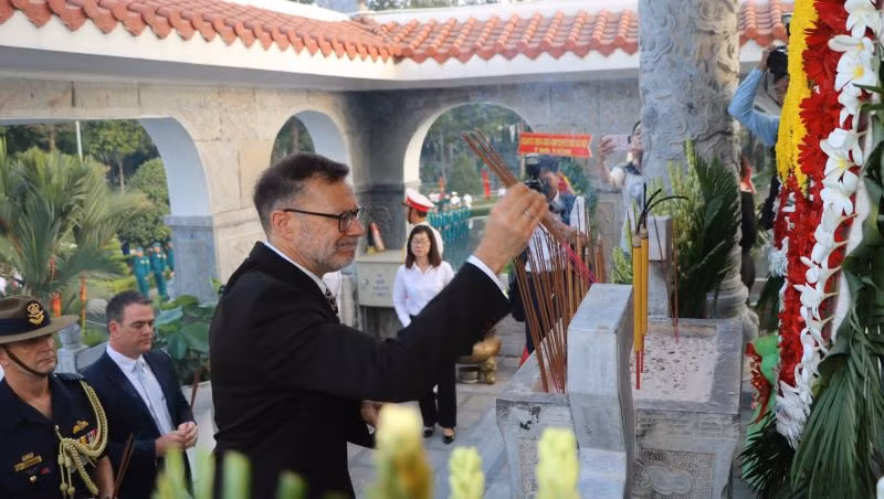 Đại sứ Đặc mệnh toàn quyền Australia tại Việt Nam Andrew Goledzinowski dâng hương, dâng hoa các liệt sĩ.