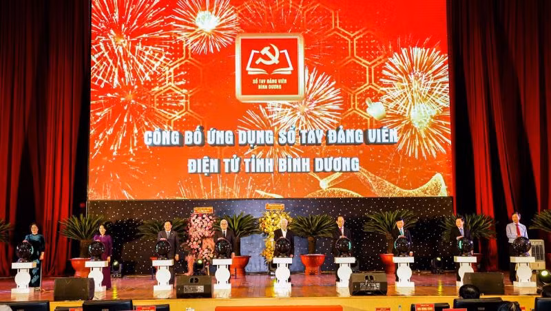 Các đại biểu thực hiện nghi thức công bố ứng dụng sổ tay đảng viên điện tử tỉnh Bình Dương.