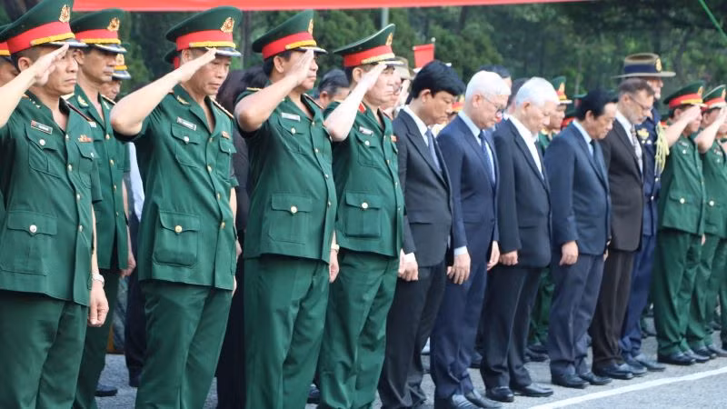 Nguyên Chủ tịch nước Nguyễn Minh Triết và đại biểu truy điệu các liệt sĩ.