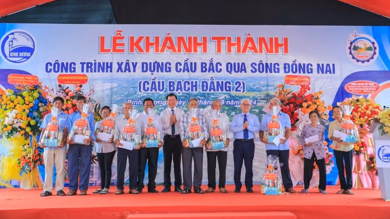 Lãnh đạo tỉnh Bình Dương và lãnh đạo tỉnh Đồng Nai trao tặng quà cho người dân thực hiện di dời, bàn giao mặt bằng để xây dựng cầu Bạch Đằng 2.