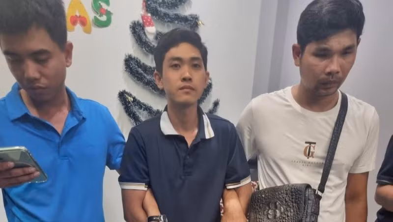 Đối tượng Thái Văn Trường (giữa) đã khai nhận hành vi phạm tội. 