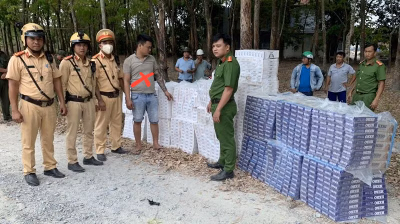 Đối tượng Nguyễn Công Minh (dấu X) và tang vật thuốc lá điếu ngoại nhập lậu bị tạm giữ.