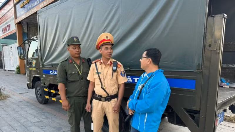 Ông Nguyễn Thanh Hòa (bên phải) gửi lời cảm ơn Tổ tuần tra Đội Cảnh sát giao thông-trật tự Công an thành phố Thủ Dầu Một, tỉnh Bình Dương.