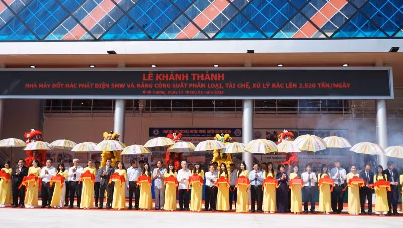 Các đại biểu thực hiện nghi thức khánh thành Nhà máy đốt rác phát điện và nâng công suất phân loại, tái chế, xử lý rác.