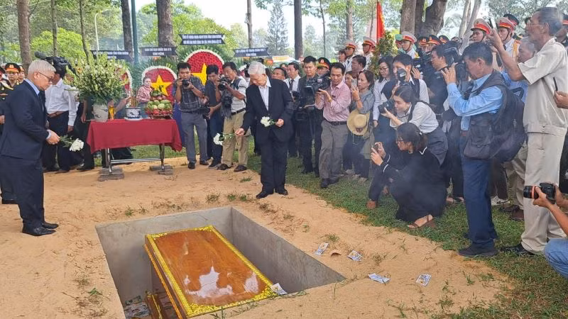 Nguyên Chủ tịch nước Nguyễn Minh Triết và Bí thư Tỉnh ủy Bình Dương Nguyễn Văn Lợi tiễn đưa liệt sĩ đến nơi an nghỉ cuối cùng tại Nghĩa trang liệt sĩ tỉnh Bình Dương.