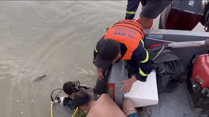 Lực lượng cứu nạn cứu hộ đang lặn tìm kiếm các nạn nhân.