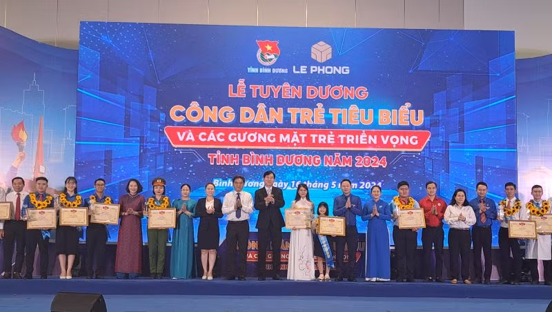 Lãnh đạo tỉnh Bình Dương và các đại biểu chụp hình lưu niệm với các cá nhân nhận danh hiệu “Công dân trẻ tiêu biểu tỉnh Bình Dương”.