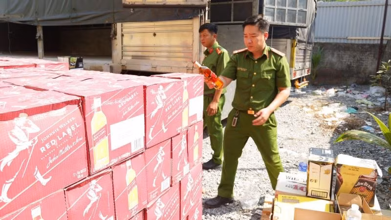 Các loại rượu ngoại không có hoá đơn chứng từ hợp pháp.