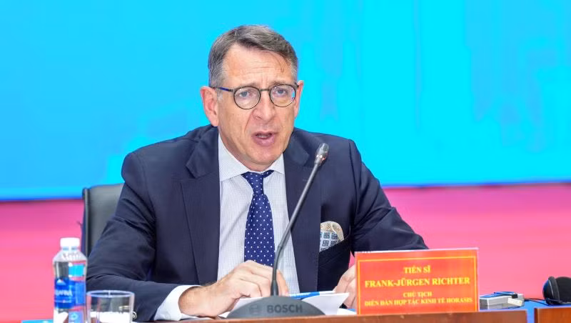 Tiến sĩ Frank-Jürgen Richter, Chủ tịch Tổ chức Horasis chia sẻ thông tin tại họp báo.