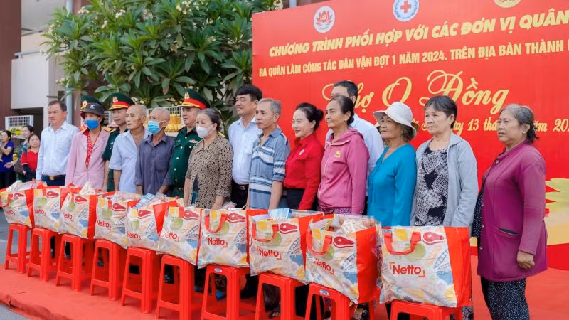 Các đơn vị quân đội phối hợp tổ chức Phiên chợ 0 đồng và tặng quà cho người dân khó khăn.