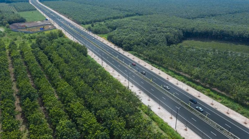 Đường tạo lực Bắc Tân Uyên-Phú Giáo-Bàu Bàng kết nối giao thông giữa các khu công nghiệp-đô thị-dịch vụ ở các huyện phía bắc với các thành phố phía nam của tỉnh Bình Dương.