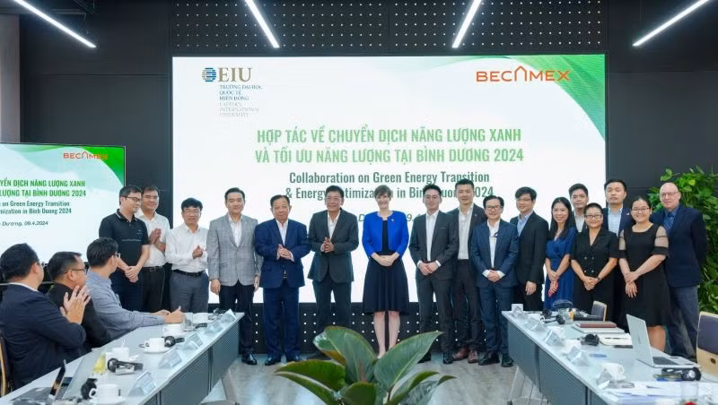 Các đại biểu chụp hình lưu niệm tại chương trình. 