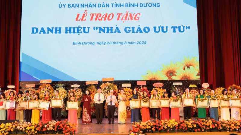 Lãnh đạo tỉnh Bình Dương trao tặng danh hiệu “Nhà giáo ưu tú” cho các nhà giáo. 