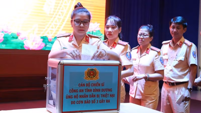 Cán bộ, chiến sĩ Cảnh sát giao thông Công an tỉnh Bình Dương ủng hộ đồng bào các tỉnh phía bắc bị thiệt hại do cơn bão số 3.