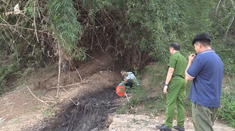 Nguồn nước thải từ Trại lợn xả xuống Sông Bé. 