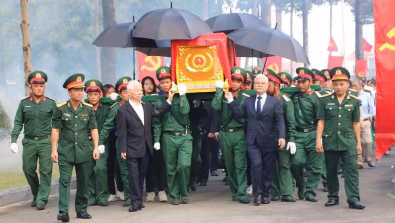 Nguyên Chủ tịch nước Nguyễn Minh Triết và Bí thư Tỉnh ủy Bình Dương Nguyễn Văn Lợi di quan hài cốt liệt sĩ đến nơi an nghỉ.