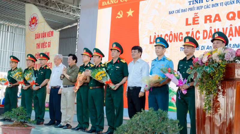 Lãnh đạo tỉnh Bình Dương trao tặng hoa cho các đơn vị quân đội tham gia đợt ra quân làm công tác dân vận tại thành phố Dĩ An. 