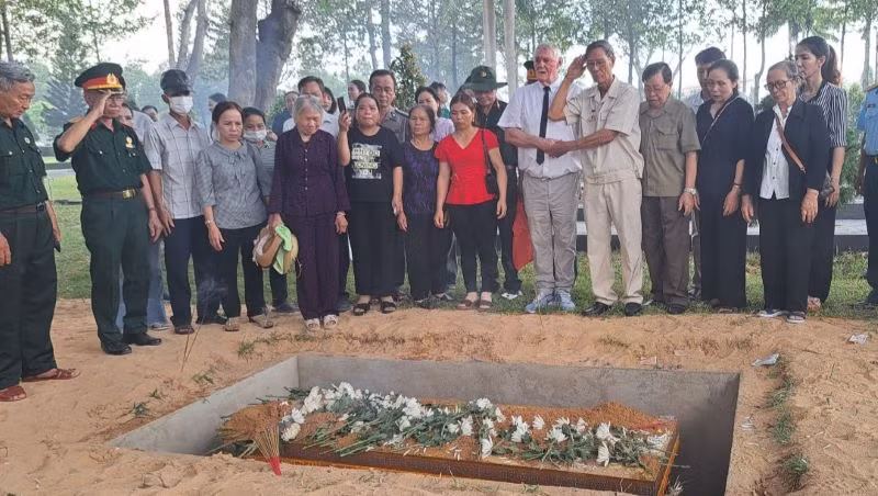 Các cựu binh Sư đoàn 7, cựu binh Australia cùng người thân liệt sĩ tiễn đưa liệt sĩ đến nơi an nghỉ cuối cùng.