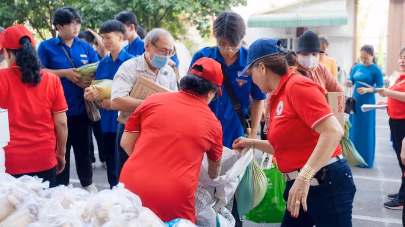 Sôi nổi Phiên chợ 0 đồng tại Lễ ra quân làm công tác dân vận ở thành phố Dĩ An, tỉnh Bình Dương.