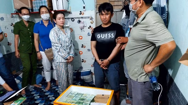 Các đối tượng bị bắt giữ cùng ma túy tang vật. 