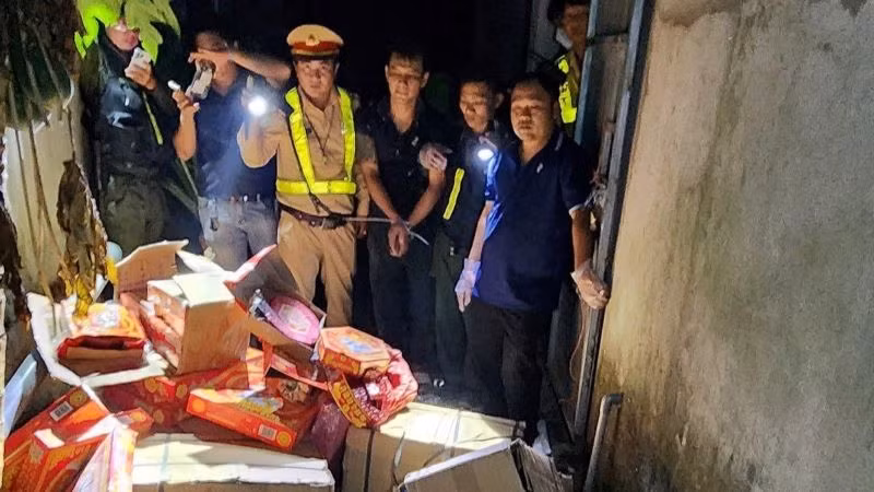 Các loại pháo nổ không rõ nguồn gốc và một số loại ma túy tổng hợp được đóng gói ở phía sau nơi ở của đối tượng. 