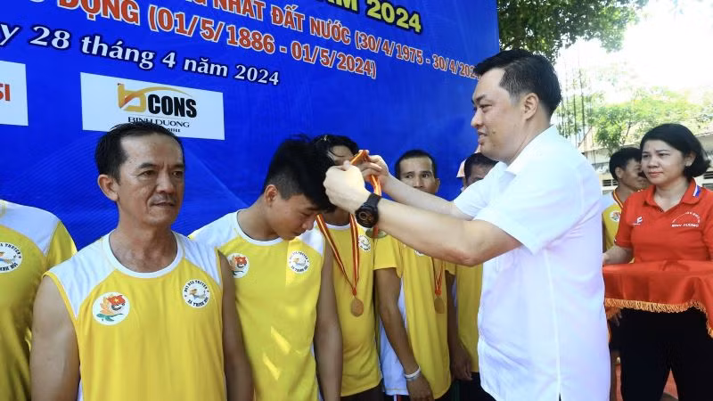 Phó Giám đốc Sở Văn hóa, Thể thao và Du lịch tỉnh Bình Dương, Trưởng Ban Tổ chức giải Cao Văn Chóng trao Huy chương cho Đội thuyền Thạnh Hội đoạt hạng Nhất cự ly 2.000m.