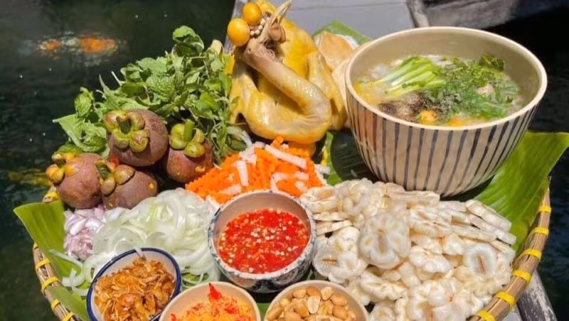 Đặc sản gỏi gà măng cụt của tỉnh Bình Dương.