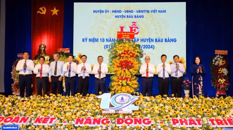 Lãnh đạo tỉnh Bình Dương trao tặng lẵng hoa chúc mừng huyện Bàu Bàng.