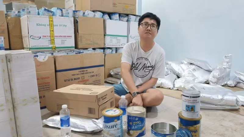 Đối tượng Vũ Thành Công và tang vật.