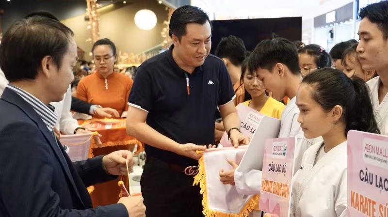 Ông Cao Văn Chóng, Phó Giám đốc Sở Văn hóa-Thể thao và Du lịch tỉnh Bình Dương, Trưởng Ban tổ chức giải trao cờ lưu niệm cho các câu lạc bộ tham dự giải.