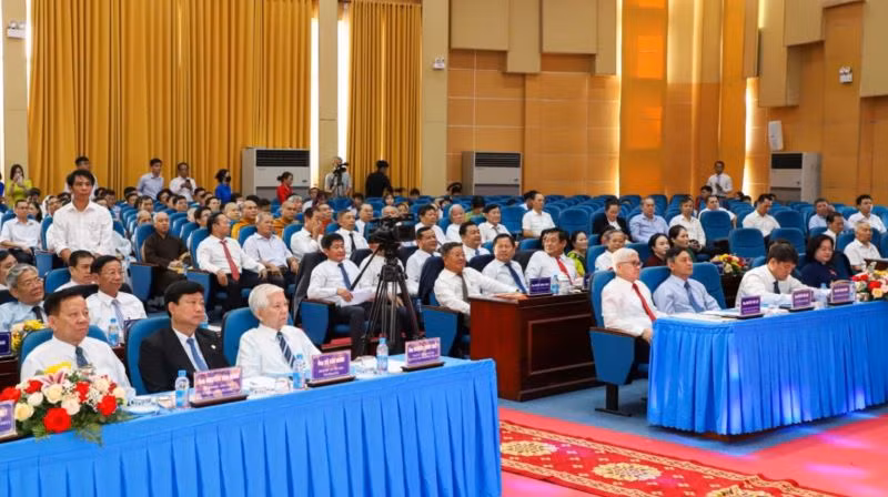 Nguyên Chủ tịch nước Nguyễn Minh Triết và các đại biểu dự lễ kỷ niệm.