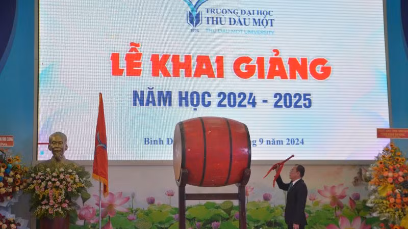 Tiến sĩ Nguyễn Quốc Cường, Hiệu trưởng Trường đại học Thủ Dầu Một đánh trống khai giảng năm học mới.