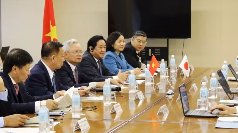 Lãnh đạo Hội đồng Lý luận Trung ương và lãnh đạo tỉnh Bình Dương tại buổi tọa đàm.