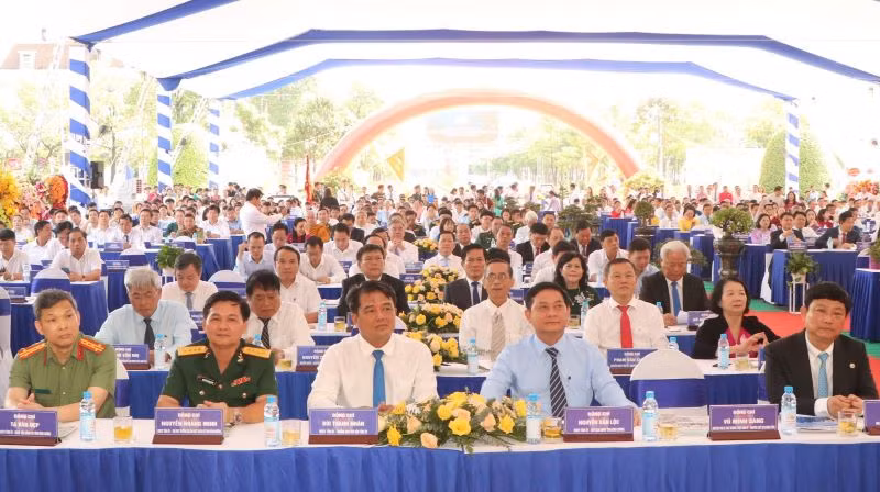 Các đại biểu dự buổi lễ.