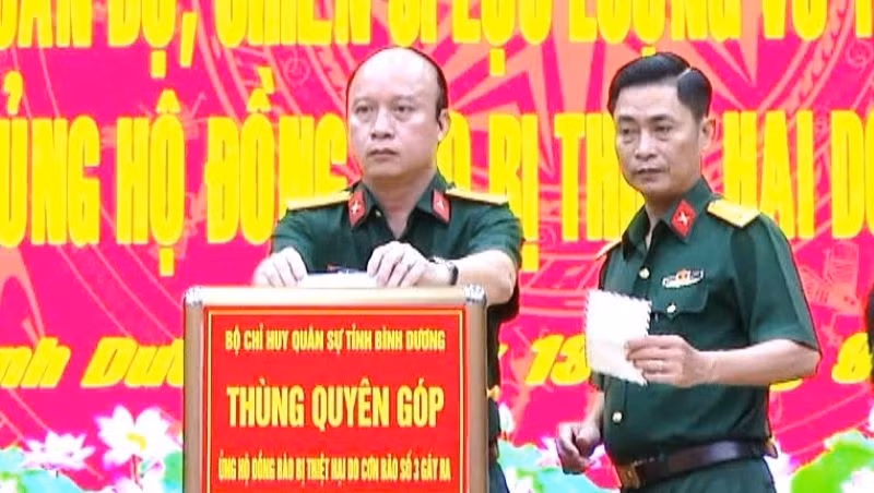 Thủ trưởng Bộ Chỉ huy Quân sự tỉnh Bình Dương quyên góp ủng hộ đồng bào bị ảnh hưởng do cơn bão số 3.