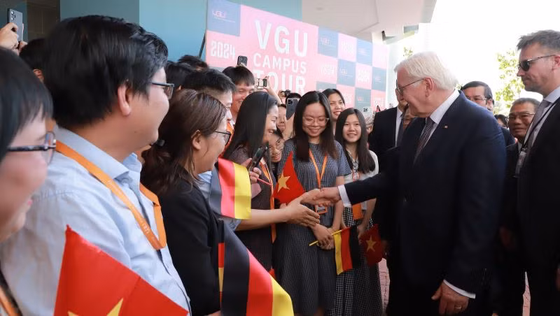 Sinh viên Trường đại học Việt Đức chào mừng Tổng thống Frank-Walter Steinmeier và phái đoàn Đức đến thăm trường.