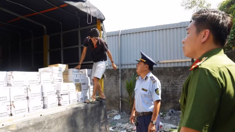 Ô-tô vận chuyển rượu ngoại không có hóa đơn chứng từ hợp pháp.