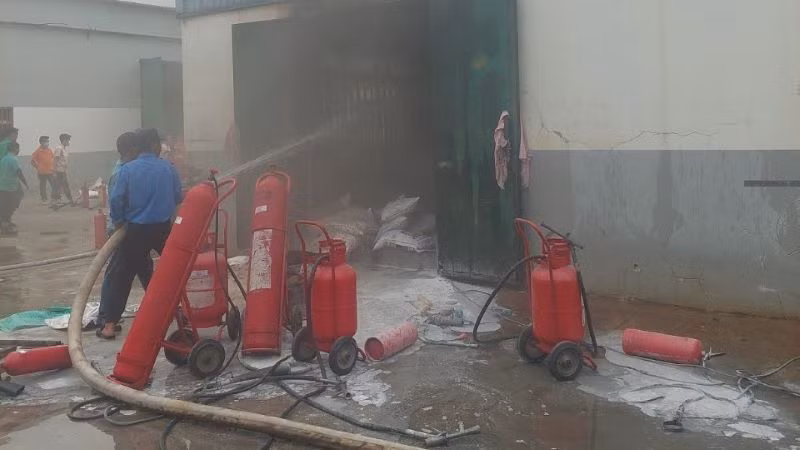 Đội phòng cháy, chữa cháy cơ sở tham gia chữa cháy kịp thời.