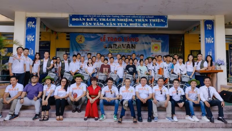 Giao lưu và tặng quà cho học sinh tại Chương trình Caravan Doanh nhân trẻ Nam Bộ năm 2023.