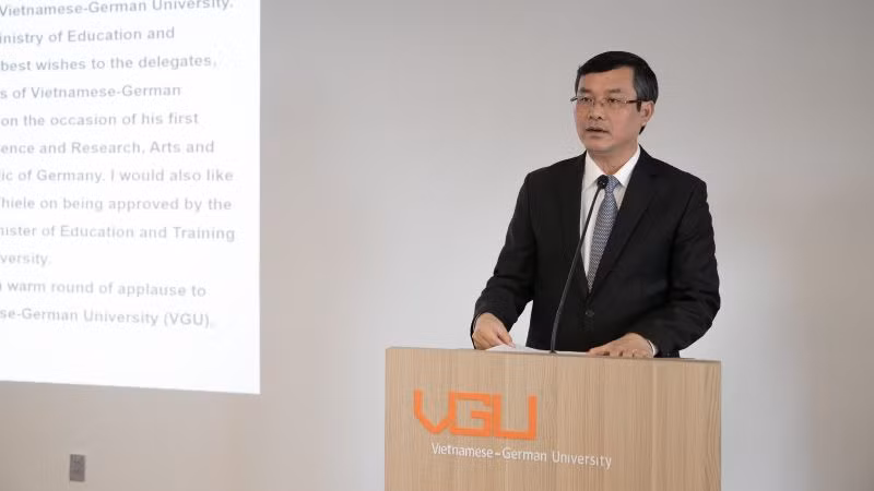 Thứ trưởng Giáo dục và Đào tạo Nguyễn Văn Phúc phát biểu ý kiến tại buỗi lễ.