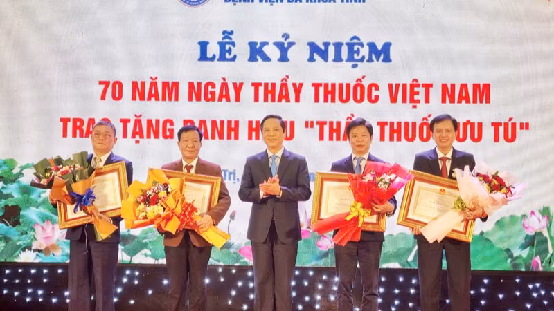 Bốn bác sĩ của Bệnh viện đa khoa Quảng Trị vừa vinh dự nhận danh hiệu “Thầy thuốc ưu tú” được Chủ tịch nước tặng.