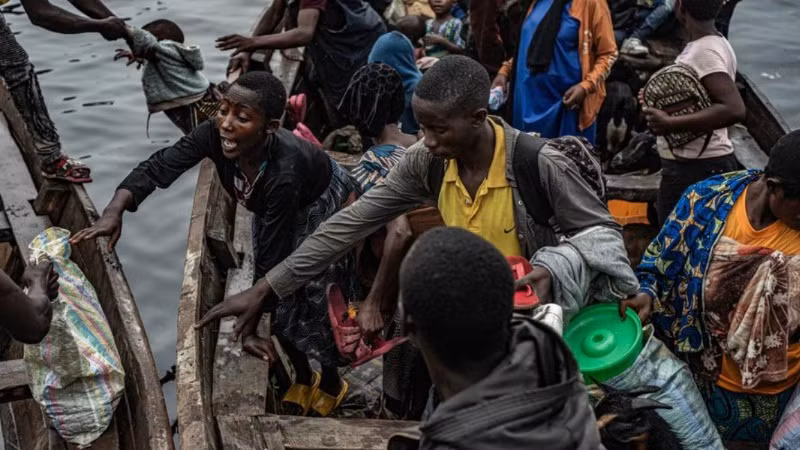 Những người di dời đến bằng thuyền tại cảng Nzulo, gần Goma, tỉnh Bắc Kivu, miền đông CHDC Congo. (Ảnh: Tân Hoa xã)