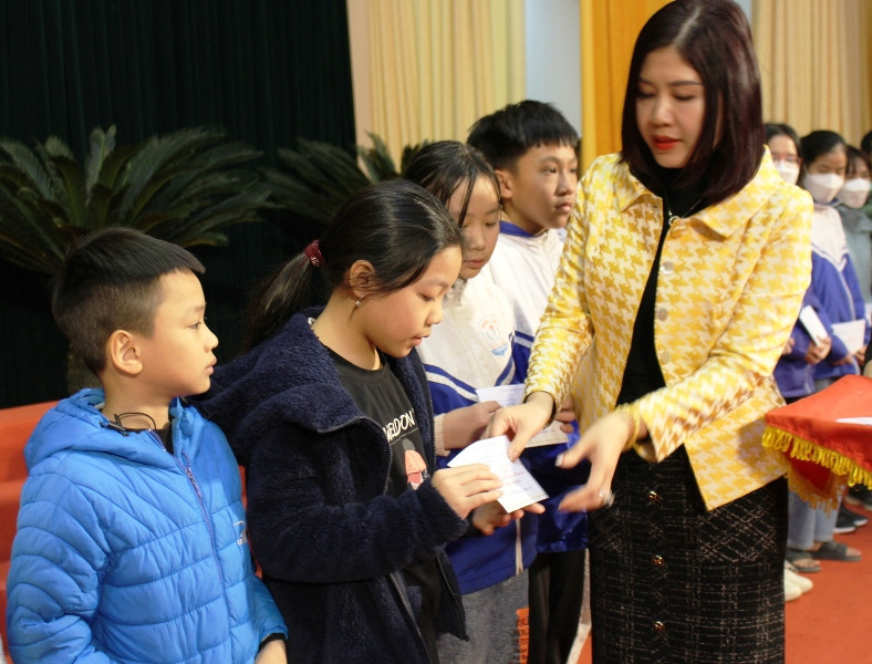 Lãnh đạo Sở Nội vụ tỉnh Thanh Hóa trao học bổng cho học sinh