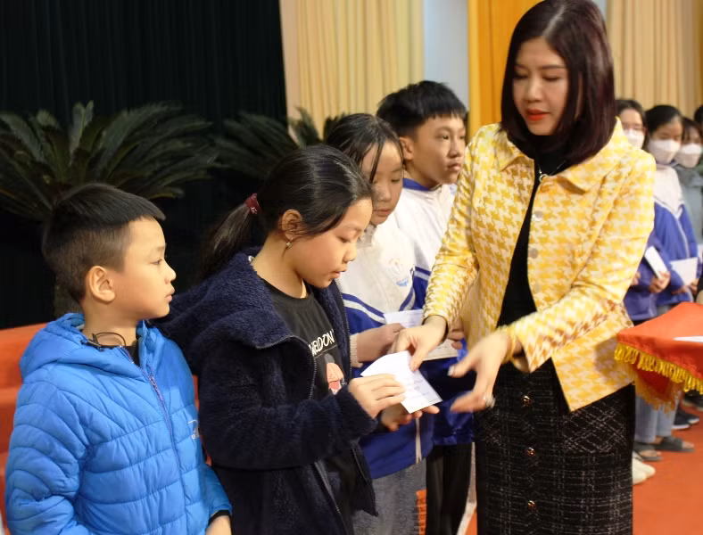 Lãnh đạo Sở Nội vụ tỉnh Thanh Hóa trao học bổng cho học sinh