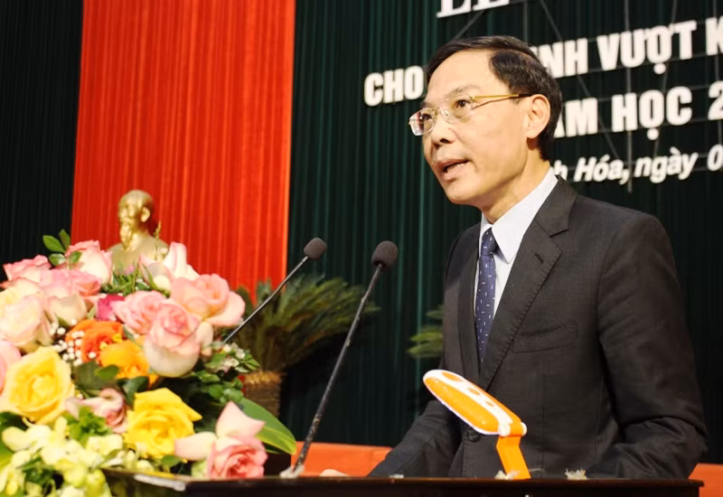 Phó Chủ tịch Ủy ban nhân dân tỉnh Thanh Hóa Đầu Thanh Tùng phát biểu tại lễ trao học bổng