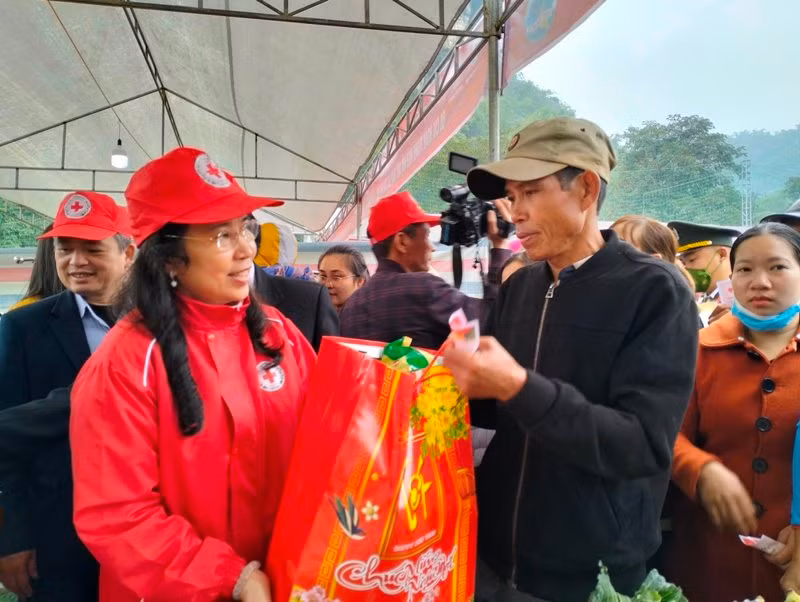 Phó Chủ tịch Trung ương Hội Chữ thập đỏ Việt Nam tặng quà Tết cho hộ có hoàn cảnh khó khăn.