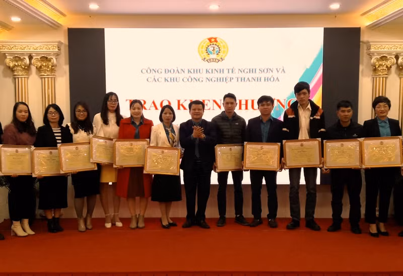 Công đoàn Khu kinh tế Nghi Sơn và các Khu công nghiệp tỉnh Thanh Hóa khen thưởng các tập thể, cá nhân tích cực chăm lo đời sống công nhân, người lao động.